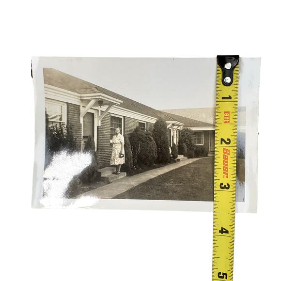 Vtg Grandmother Posing in Front of Home Original Monochrome Photography Found - Picture 3 of 4